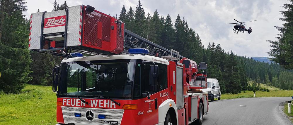 Ein Einsatzfahrzeug der Feuerwehr steht in der Nähe der Absturzstelle eines Kleinflugzeugs im Gemeindegebiet von Krimml.