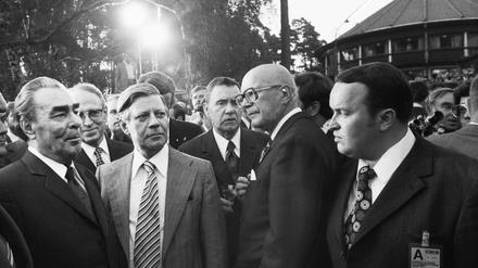 Leonid Breschnew, Helmut Schmidt, Urho Kekkonen (l.-r.) im Sommer 1975: Die Schlussakte von Helsinki ist das Ergebnis der in den 1960er-Jahren einsetzenden Entspannungspolitik im Ost-West-Konflikt.