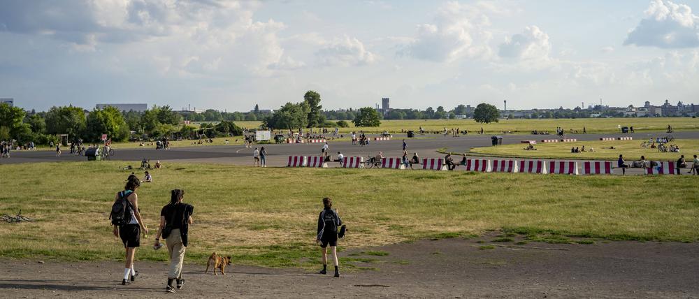 Das Tempelhofer Feld ist seit 2008 die offizielle Bezeichnung des heute als Park und Freizeitfläche genutzten Geländes des ehemaligen Flughafens Tempelhof in Berlin.