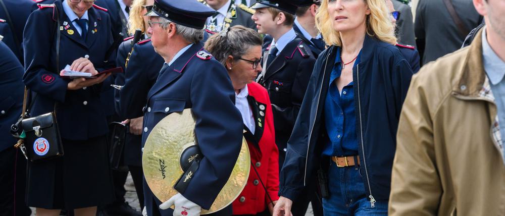 Die Schauspielerin Maria Furtwängler steht bei Dreharbeiten für einen neuen fiktiven „Tatort“ inmitten des realen Schützenausmarsches am Neuen Rathaus.