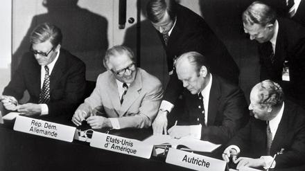 Der Zeitpunkt der Unterzeichnung der Helsinki-Schlussakte am 1. August 1975, in Helsinki, der Hauptstadt Finnlands. Zu sehen sind die Staatschefs West- und Ostdeutschlands, der USA und Österreichs (v.l.n.r.): Helmut Schmidt, Erich Honecker, Gerald Ford und Bruno Kreisky. 