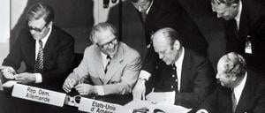 Der Zeitpunkt der Unterzeichnung der Helsinki-Schlussakte am 1. August 1975, in Helsinki, der Hauptstadt Finnlands. Zu sehen sind die Staatschefs West- und Ostdeutschlands, der USA und Österreichs (v.l.n.r.): Helmut Schmidt, Erich Honecker, Gerald Ford und Bruno Kreisky. 