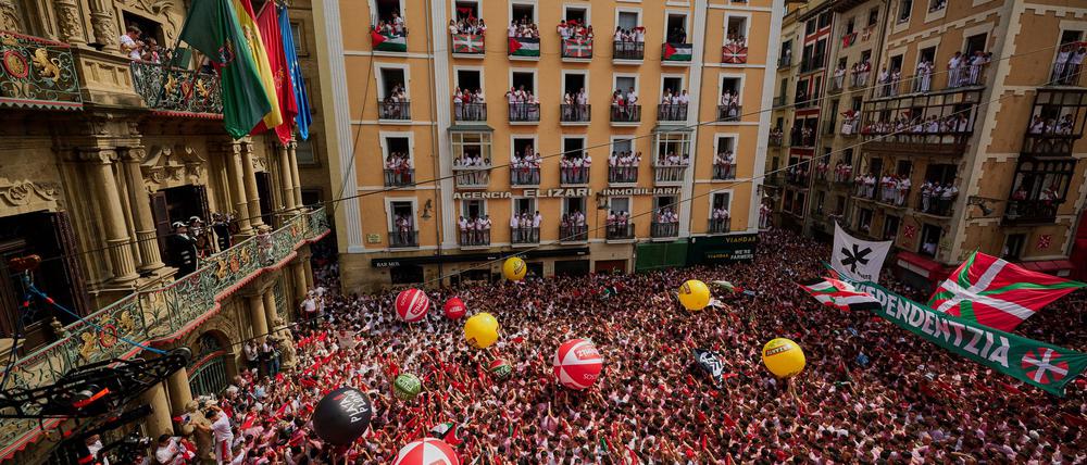 Mit dem Abschuss einer kleinen Rakete wurde am Sonntag das neuntägige Stadtfest San Fermín mit den berühmten Stierläufen in Pamplona eröffnet.