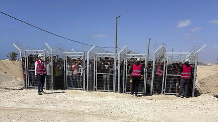 Ist das noch humanitäre Hilfe? Palästinenser warten hinter Toren, ehe sie eine von der Gaza Humanitarian Foundation betriebene Lebensmittelverteilungsstelle im Mai 2025 betreten dürfen.