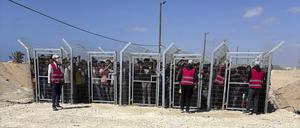 Ist das noch humanitäre Hilfe? Palästinenser warten hinter Toren, ehe sie eine von der Gaza Humanitarian Foundation betriebene Lebensmittelverteilungsstelle im Mai 2025 betreten dürfen.