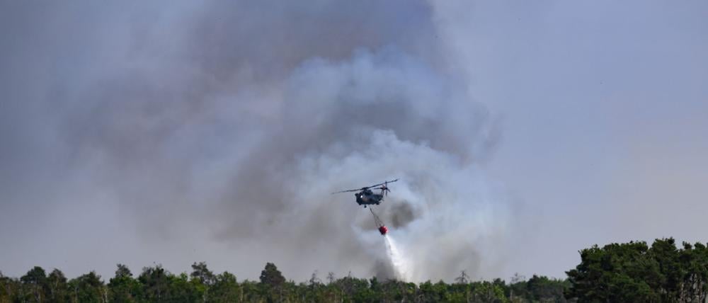 Ein Löschhubschrauber ist beim Waldbrand in der Gohrischheide im Einsatz.