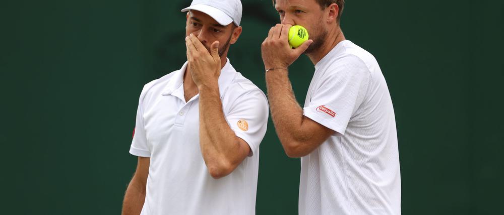 Kevin Krawietz (r) und Tim Pütz enttäuschen in Wimbledon.