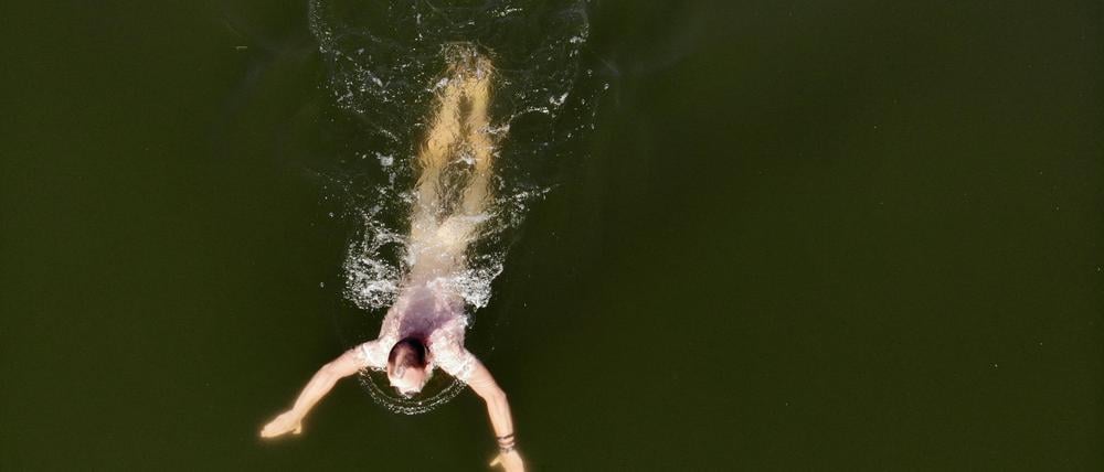 Eine Person schwimmt nackt. (Symbolbild)