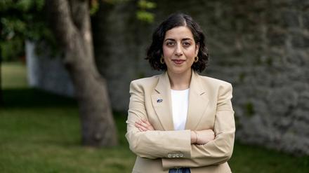 Die neu gewählte Parteivorsitzende der Liberalen Simona Mohamsson posiert mit verschränkten Armen auf einem am 25. Juni 2025 veröffentlichten Foto.