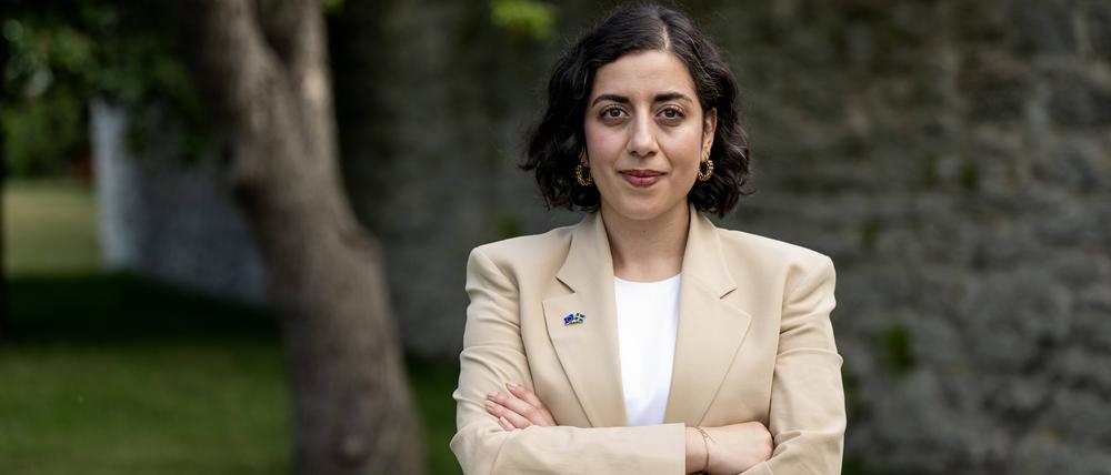 Die neu gewählte Parteivorsitzende der Liberalen Simona Mohamsson posiert mit verschränkten Armen auf einem am 25. Juni 2025 veröffentlichten Foto.