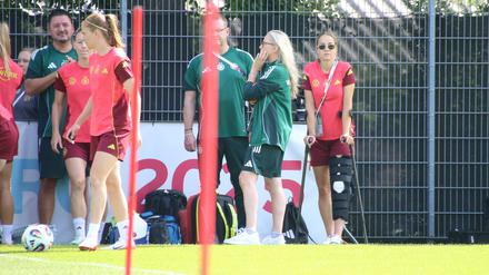 Giulia Gwinn (re.) sah sich am Sonntag noch das Training an und reiste dann ab.