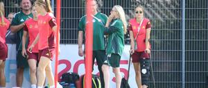 Giulia Gwinn (re.) sah sich am Sonntag noch das Training an und reiste dann ab.