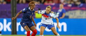 Englands Georgia Stanway (re.) hat noch nicht zu ihrer alten Stärke zurückgefunden.