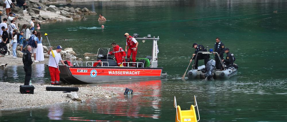 Im Eibsee wird nach einem untergegangenen Vater und seinem Sohn gesucht.