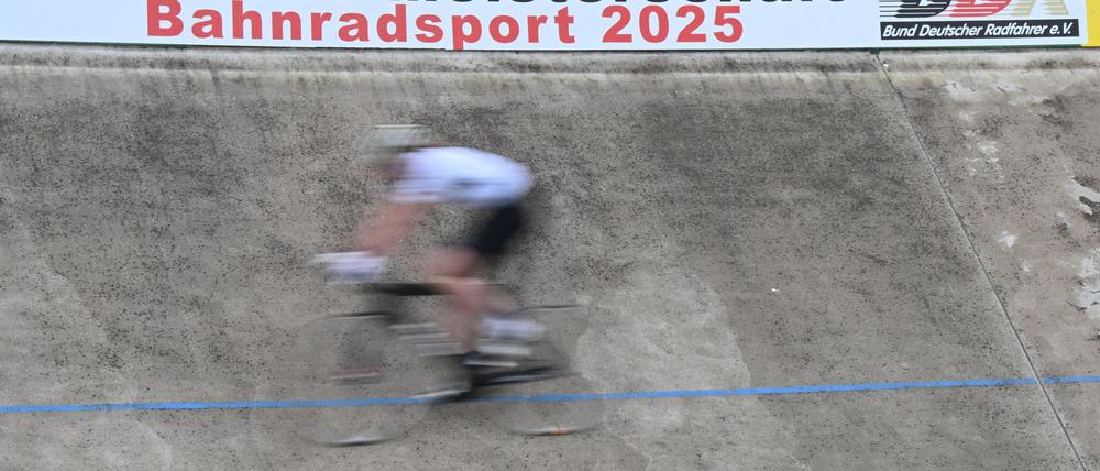 Beim Keirin hat sich ein schwerer Unfall ereignet, die Meisterschaften wurden abgebrochen.