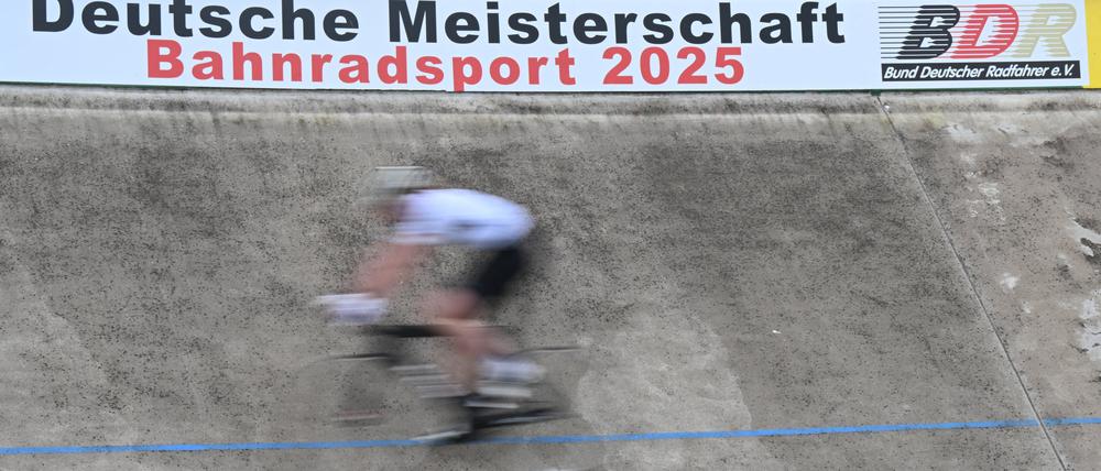 Die Bahnrad-Meisterschaften mussten nach einem schweren Unfall abgebrochen werden.