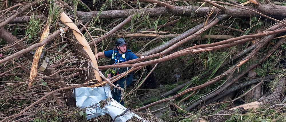 Ersthelfer der Feuerwehr suchen am Ufer des Guadalupe River.