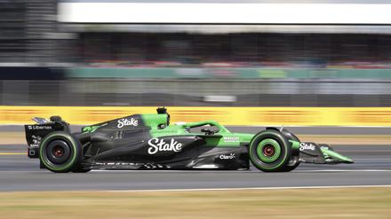 06.07.2025, Großbritannien, Silverstone: Formel 1: Großer Preis von Großbritannien, Der deutsche Kick-Sauber-Pilot Nico Hülkenberg steuert sein Auto. Foto: Darko Bandic/AP/dpa +++ dpa-Bildfunk +++