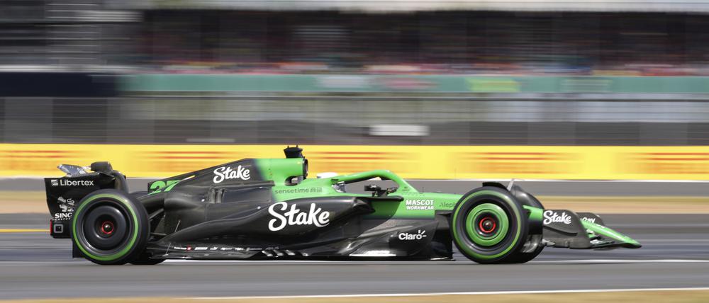 06.07.2025, Großbritannien, Silverstone: Formel 1: Großer Preis von Großbritannien, Der deutsche Kick-Sauber-Pilot Nico Hülkenberg steuert sein Auto. Foto: Darko Bandic/AP/dpa +++ dpa-Bildfunk +++