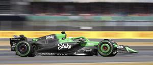06.07.2025, Großbritannien, Silverstone: Formel 1: Großer Preis von Großbritannien, Der deutsche Kick-Sauber-Pilot Nico Hülkenberg steuert sein Auto. Foto: Darko Bandic/AP/dpa +++ dpa-Bildfunk +++
