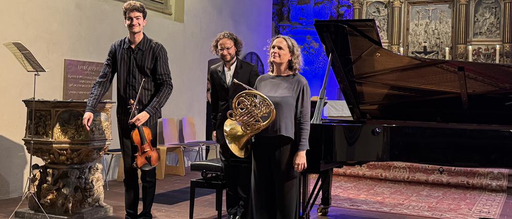 Großer Abschluss-Applaus beim Fliessen-Festival: Stephen Waarts, Martin Helmchen, Sybille Mahni.