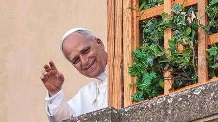 Papst Leo XIV. grüßt aus dem Urlaub in Castel Gandolfo.