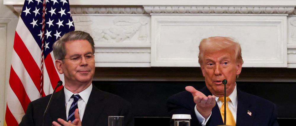 US-Präsident Donald Trump spricht neben US-Finanzminister Scott Bessent im Weißen Haus (Symbolbild).
