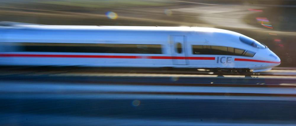 ICE-Züge zwischen Nürnberg und Erfurt werden in beiden Fahrtrichtungen umgeleitet und verspäten sich dadurch um etwa 90 Minuten, wie es hieß. (Foto: Illustration)