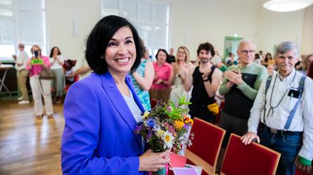06.07.2025, Brandenburg, Potsdam: Noosha Aubel (parteilos), überparteiliche Oberbürgermeisterkandidatin in Potsdam, freut sich über die Bestätigung ihrer Kandidatur als überparteiliche Oberbürgermeisterkandidatin in Potsdam durch die Kreismitgliederversammlung der Grünen. Foto: Christoph Soeder/dpa +++ dpa-Bildfunk +++