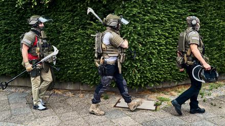 Spezialkräfte der Polizei sind in Berlin-Rudow im Einsatz.
