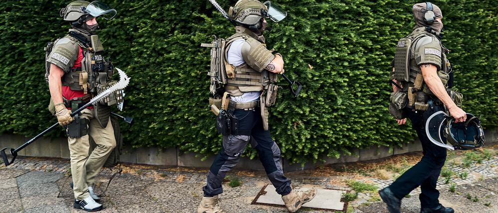 Spezialkräfte der Polizei sind in Berlin-Rudow im Einsatz.