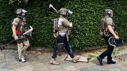 Spezialkräfte der Polizei sind in Berlin-Rudow im Einsatz.