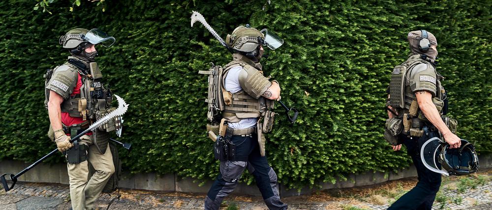 Spezialkräfte der Polizei sind in Berlin-Rudow im Einsatz.