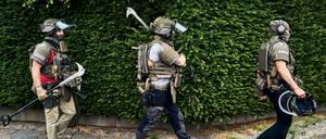 Spezialkräfte der Polizei sind in Berlin-Rudow im Einsatz.