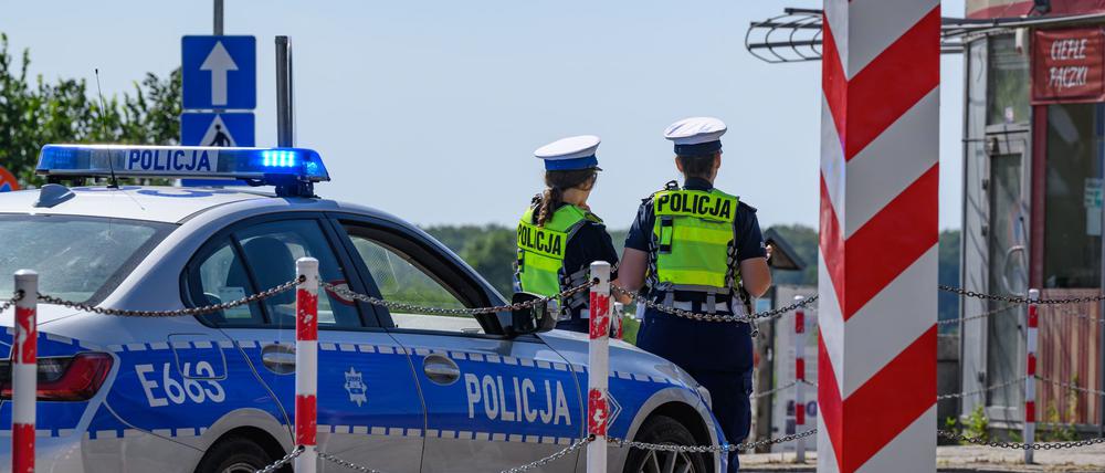 Polnische Polizistinnen stehen am deutsch-polnischen Grenzübergang Stadtbrücke zwischen Frankfurt (Oder) und Slubice.