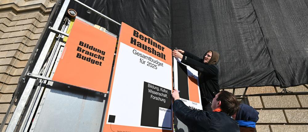 Im Februar hatten Studierende der Universität der Künste schon gegen Haushaltskürzungen demonstriert. (Archivbild)
