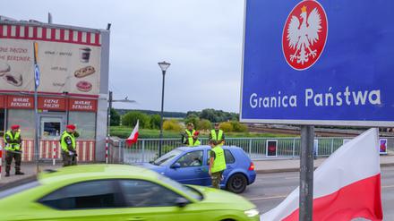 Polnische Grenzschützer kontrollieren ein Fahrzeug am Grenzübergang Stadtbrücke zwischen Frankfurt (Oder) in Brandenburg und dem polnischen Slubice.