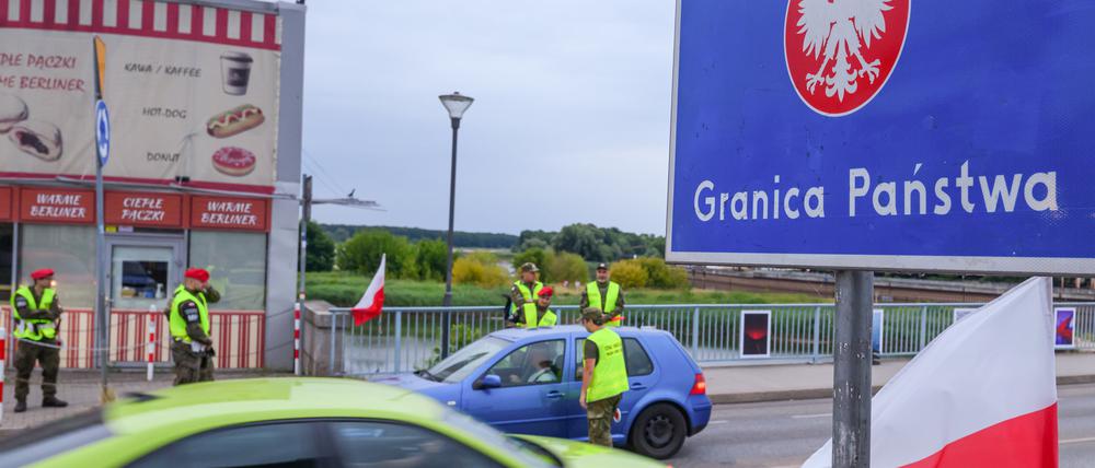 Polnische Grenzschützer kontrollieren ein Fahrzeug am Grenzübergang Stadtbrücke zwischen Frankfurt (Oder) in Brandenburg und dem polnischen Slubice.