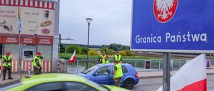 Polnische Grenzschützer kontrollieren ein Fahrzeug am Grenzübergang Stadtbrücke zwischen Frankfurt (Oder) in Brandenburg und dem polnischen Slubice.