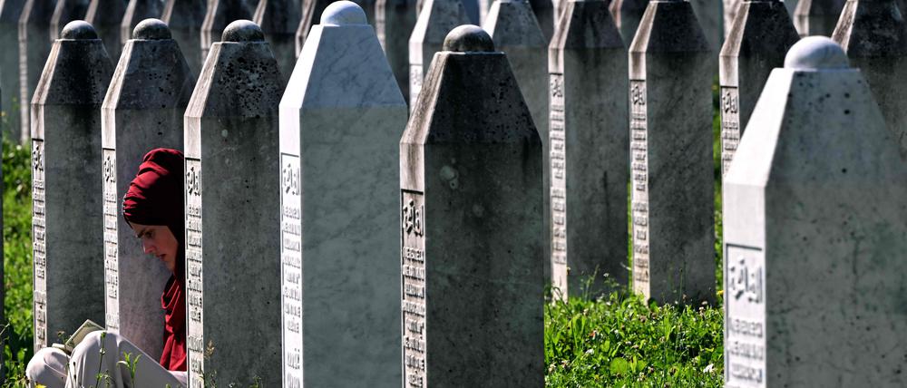 Gräber und Gedenkort. Mehr als 8000 Menschen sind dem Massaker zum Opfer gefallen.