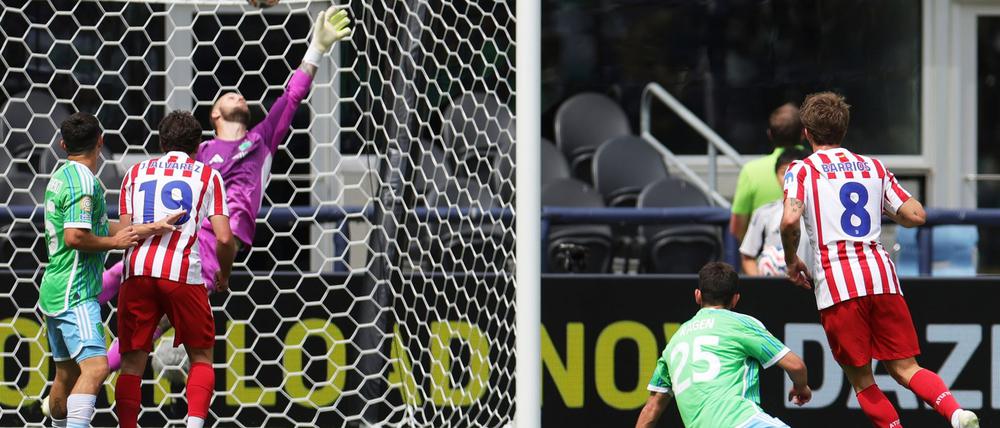 In einem Ligaspiel wurde Seattles Torwart Stefan Frei am Kopf verletzt.