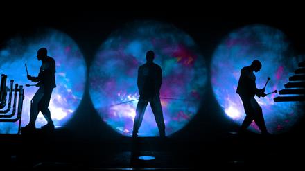Abflussrohre als Schlagwerk. Die Blue Man Group in Aktion.