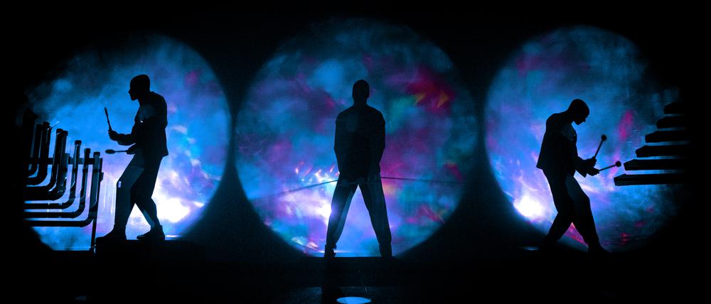 Abflussrohre als Schlagwerk. Die Blue Man Group in Aktion.