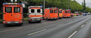 Rettungsdiensteinsatz auf der Heerstraße Höhe Ragniter Allee, nachdem ein Linienbus eine Gefahrenbremsung durchführen musste.