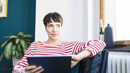 Eine Frau mit ihrem Tablet in der Hand.