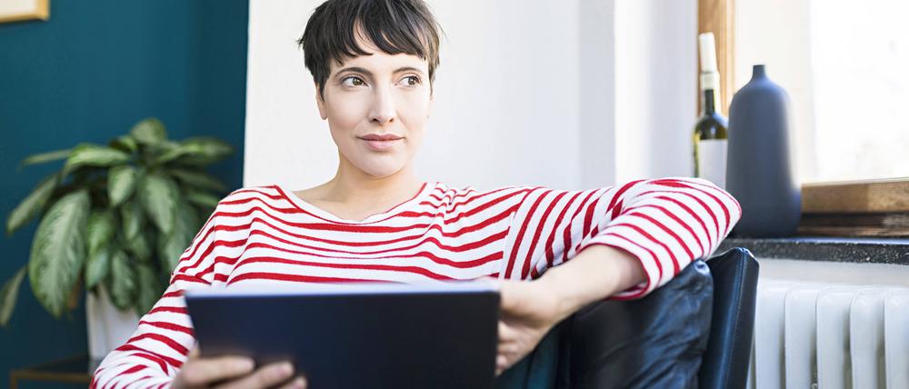 Eine Frau mit ihrem Tablet in der Hand.