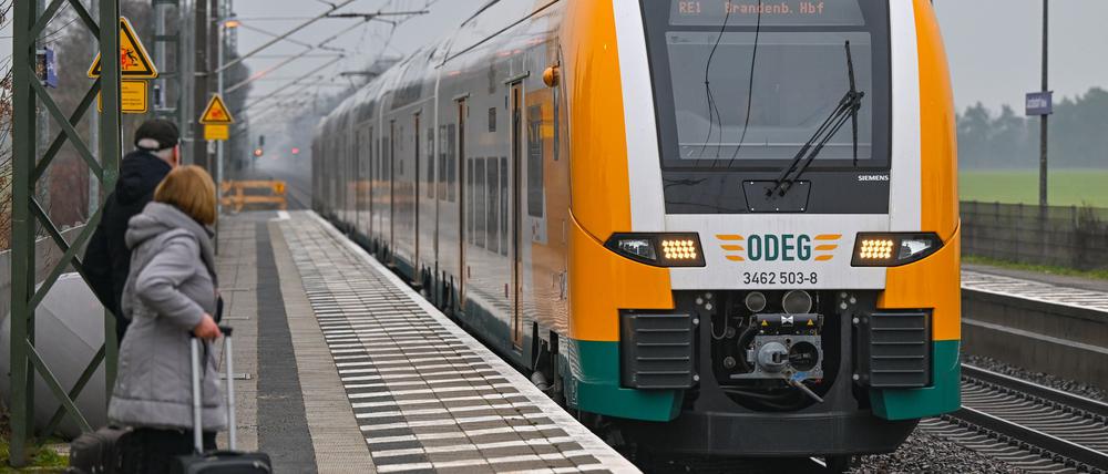 Die Linie der Regionalbahn RE1 ist wochenlang unterbrochen. (Symbolbild)