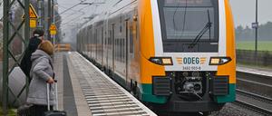 Die Linie der Regionalbahn RE1 ist wochenlang unterbrochen. (Symbolbild)