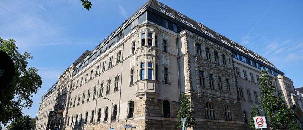 Die Fassade des Amtsgerichts ist mit schwarzer Farbe beschmiert worden. (Archivbild)