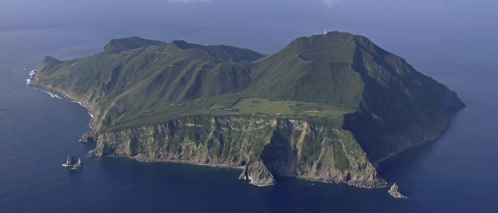 Dieses Foto zeigt die Insel Akuseki auf den Tokara-Inseln im Süden Japans. Seit dem 21. Juni werden in der Region der Tokara-Inseln Erdbeben und Hunderte kleinerer Erschütterungen aufgezeichnet, wie die japanische Wetterbehörde mitteilte.